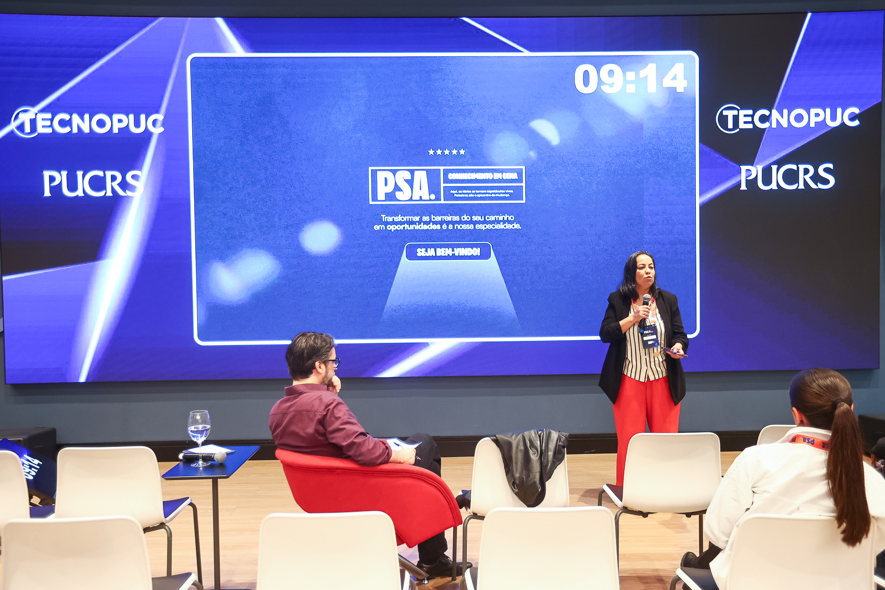 Dra. Karla Monteiro em palestra no palco