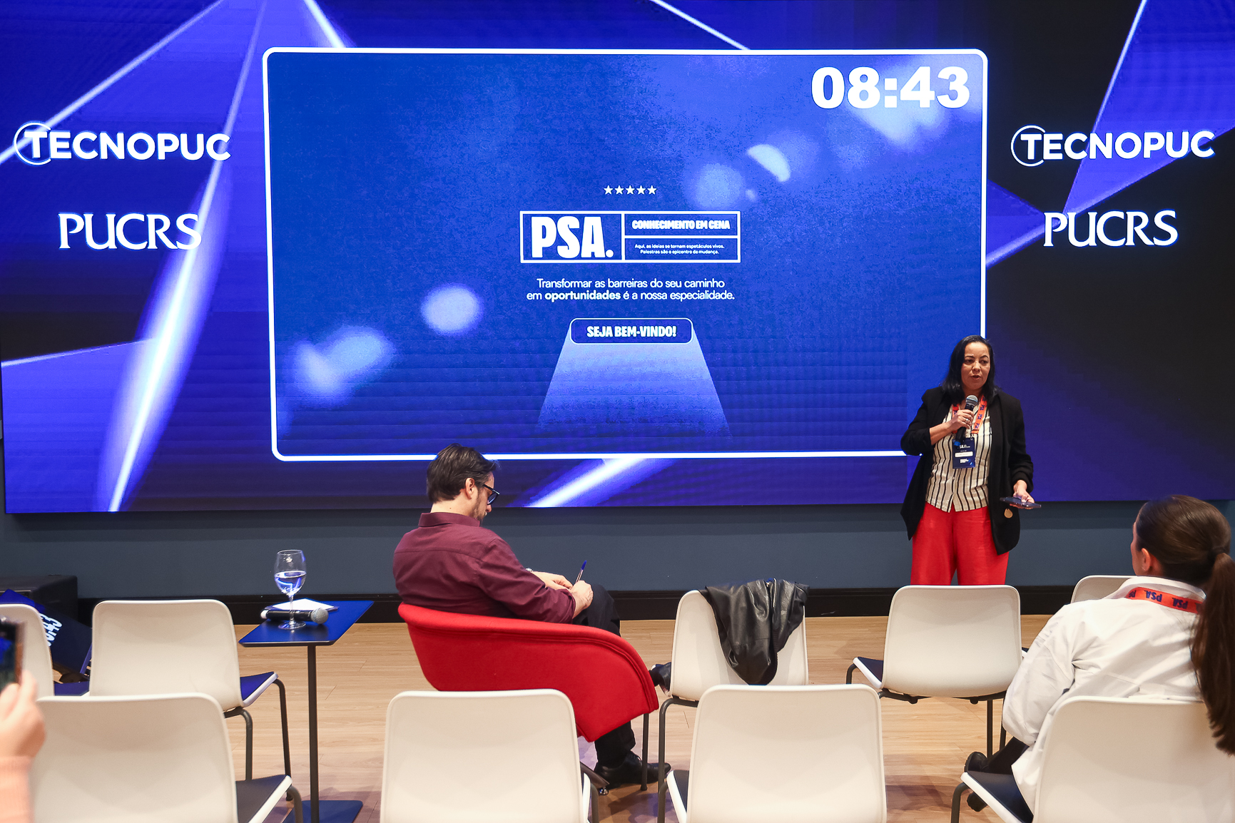 Dra. Karla Monteiro em palestra no palco